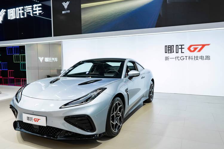 佛山244哪吒汽车在智能汽车领域的表现，领途汽车在新能源汽车市场中的影响力